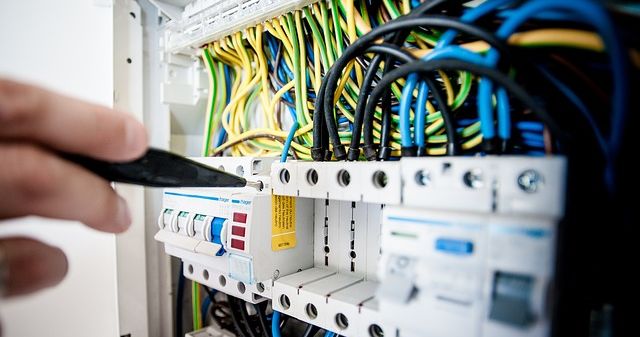 elektryk mierzący napięcie prądu