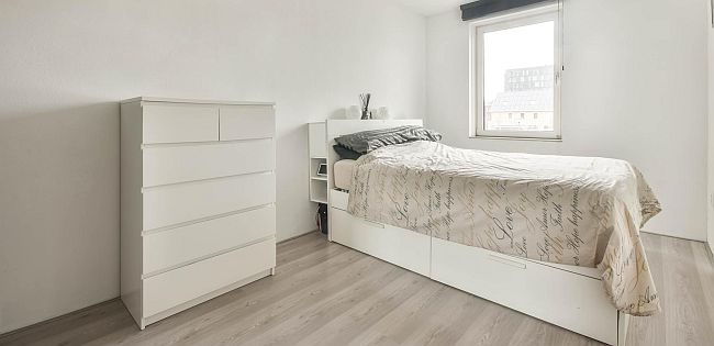 łóżko z płyty w małej sypialni