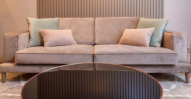 sofa w salonie w stylu nowojorskim