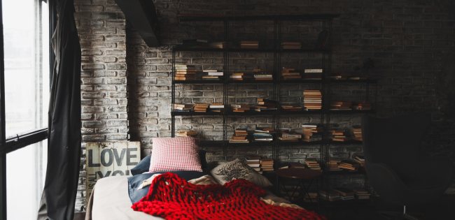 loftowy regał na książki w salonie