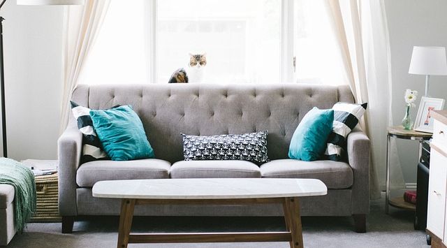 rozkładana sofa w salonie