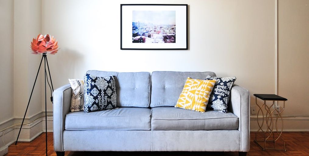 sofa w kolorze szarym